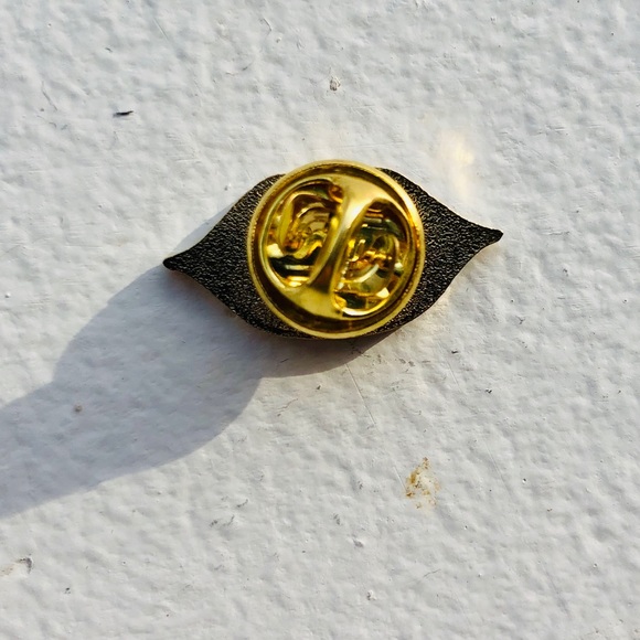 Lips enamel pin - Picture 6 of 7